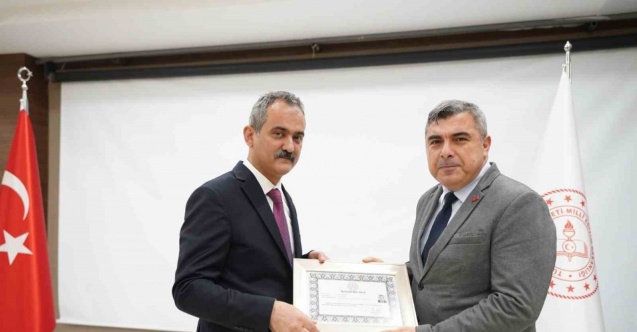 Bakan Özer’den Müdür Sünnetci’ye başarı belgesi