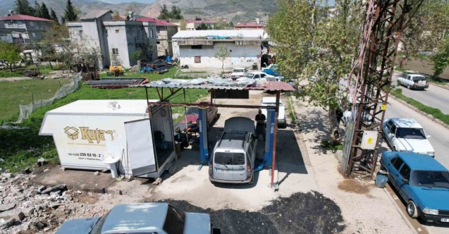 Kamyonet kasasını iş yeri yaptı