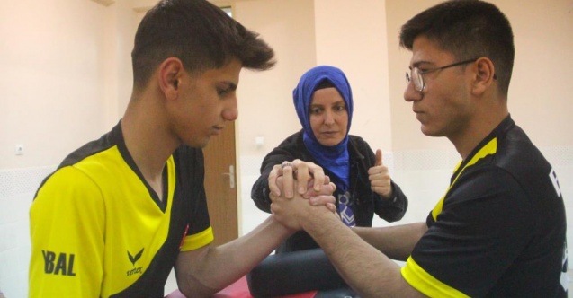 Dünya şampiyonu Emel öğretmen artık öğrencileri için ter döküyor