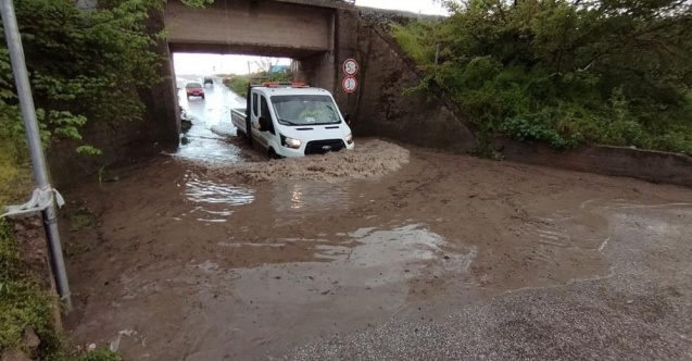 Edirne’de sağanak yağış yolları gölle çevirdi
