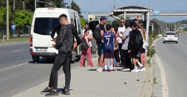 Tur otobüsünün kopan lastiği kaldırımdaki vatandaşı ağır yaraladı