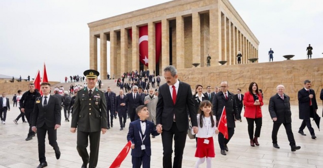 Milli Eğitim Bakanı Özer, çocuklarla birlikte Anıtkabir'de