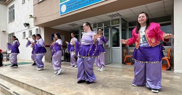 Özel öğrencilerin hazırladığı etkinlikler duygulandırdı