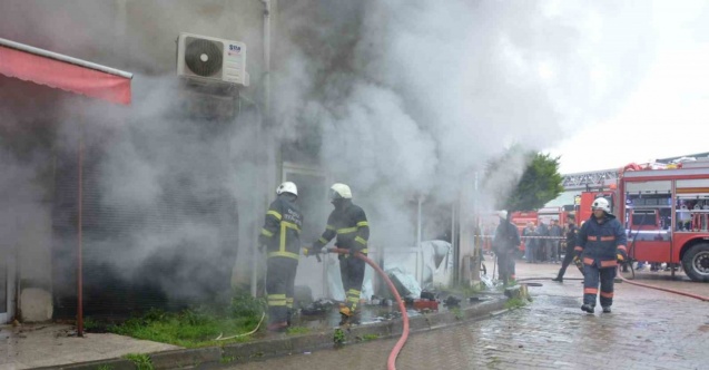 Bobinaj dükkanı alevlere teslim oldu