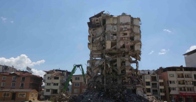 Hatay’da enkaz kaldırma çalışmaları devam ediyor