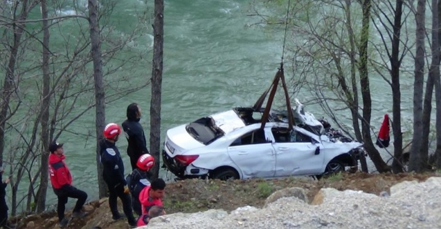 Munzur Çayı’na düşen otomobil çıkartıldı, 3 genç aranıyor