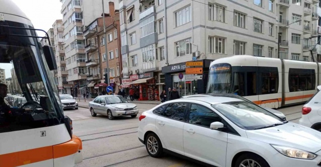 Acele eden sürücüler tramvay geçişlerine engel oldu