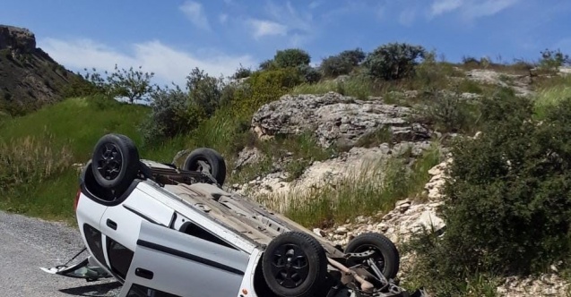 Kayaya çarpan otomobil devrilip ters döndü: 1 yaralı
