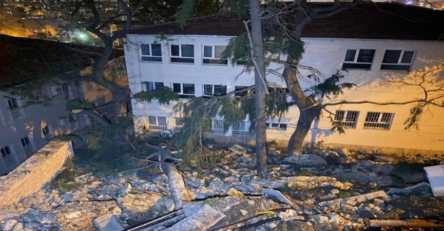 Öğrenciler dersteyken okulun bahçesine istinat duvarı çöktü!