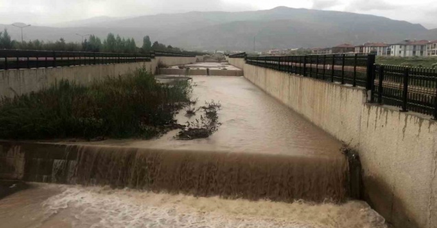 Erzincan’da sağanak etkili oldu