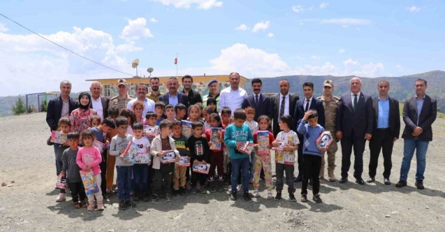 Siirt Valisi Hacıbektaşoğlu, Baykan’da köy okulunda öğrencilerle bir araya geldi