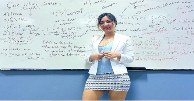 Mini Etekli KPSS Öğretmeni Fidan ATALAY'dan Yeni Pozlar