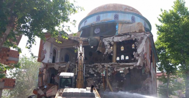 Yenisi yapıldı, hasarlı eski cami yıkıldı