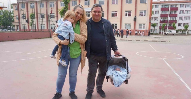 25 günlük bebeğiyle sandık başına gitti