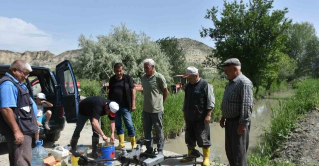 Çeltik tarlaları ZİHA ile ilaçlandı, çiftçiler merakla izledi