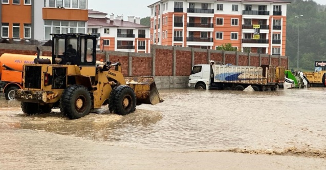 Kastamonu'da sel: Araçlar suda sürüklendi, ev ve işyerlerini su bastı