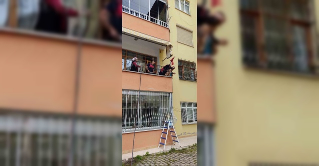 Tokat’ta kafası balkon demirine sıkışan çocuk kurtarıldı