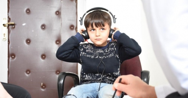 İlkokul öğrencileri işitme tarama testinden geçiriliyor