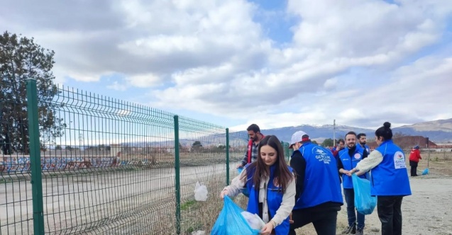 Gönüllü gençler çevre temizliği yaptı