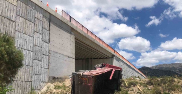 Önünde kaza yapan otomobile çarpmamak için köprüden uçtu