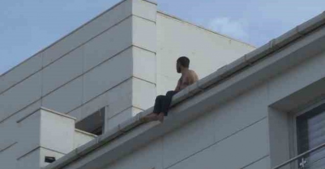 Hastanenin 5. katında intihara kalkışan şahsı polis ikna ederek aşağı indirdi