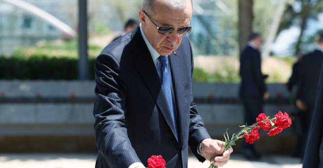 Cumhurbaşkanı Erdoğan, Bakü'de şehitliği ziyaret etti