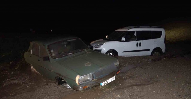 Kırıkkale’de iki araç sele kapıldı: Mahsur kalan 4 kişi kurtarıldı