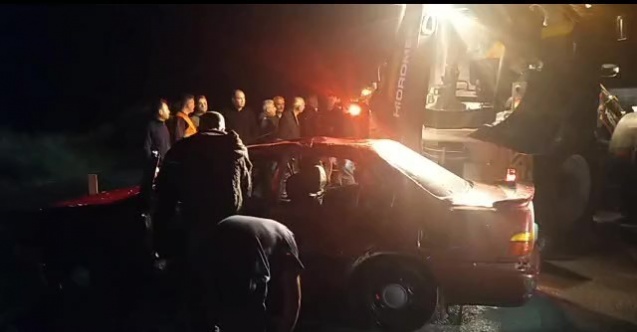 Amasya’da selde mahsur kalan otomobildeki 4 kişiyi ekipler kurtardı