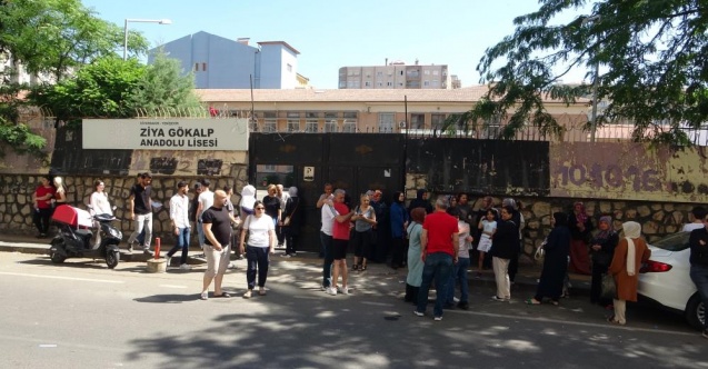 Öğrenciler sınavda, aileler dışarıda AYT heyecanı yaşıyor