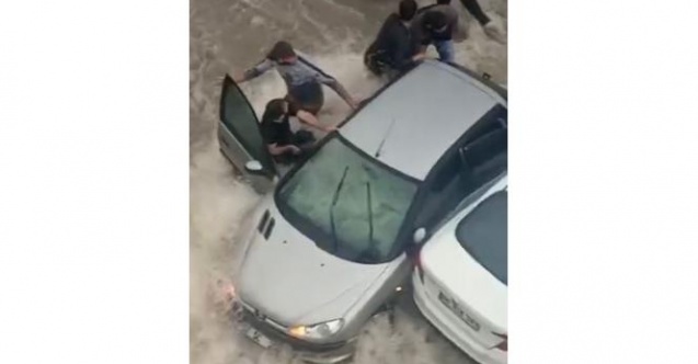 Sel sularında otomobilinin altına sıkışan vatandaşa mahalleliden yardım eli
