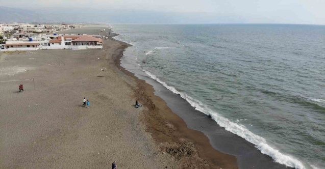 Enkaz kent Hatay’ın 14 kilometrelik plajı bu bayram boş kaldı
