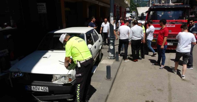 Gaz teli takılı kalan otomobil kaldırıma çıktı: 2 yaralı