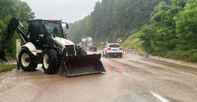 Aşırı yağışlar Yığılca yolunu kısmen trafiğe kapattı