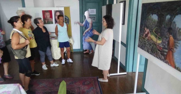 Melike Yaşa, Şahmeran resimleriyle kadın gücünü tuvale yansıtıyor