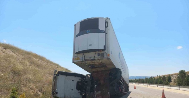 Tırın çarptığı kamyonette 2 kişi yaralandı