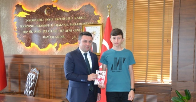Tosya Kaymakamı Hatam, LGS’de Türkiye birincisi olan 2 öğrenciye ödül verdi