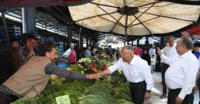 Başkan Büyükkılıç, yenilenen pazar yerinde esnaf ve vatandaşla buluştu