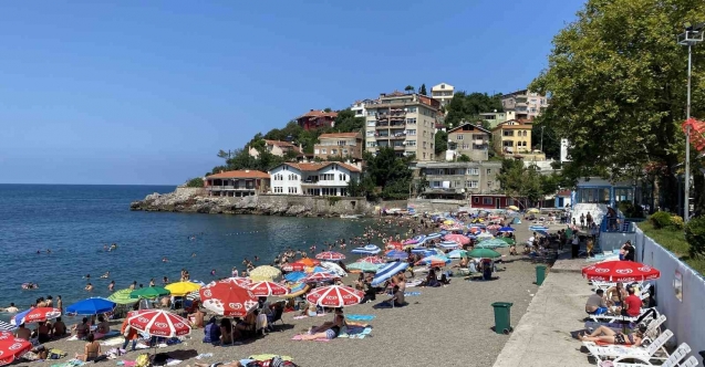 Ege sahillerini aratmadı, yüzlerce kişi halk plajına akın etti