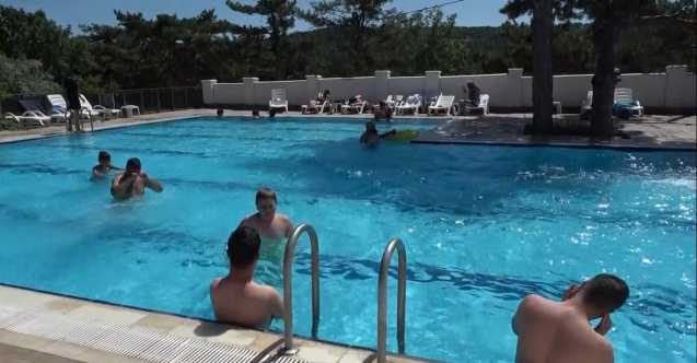 Sıcaktan bunalan vatandaşlar termal havuzlara koşuyor