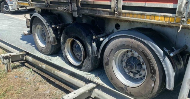 Lastiği patlayan tırda yangın çıktı