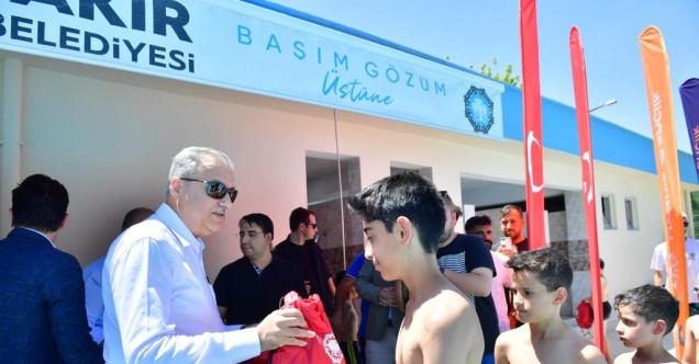 Diyarbakır’da yaz spor kurslarında eğitim gören öğrencilere malzeme desteği