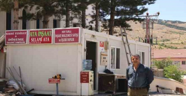 Deprem sonrası çok sevdiği ilçeyi terk etmedi, 3 yıldır konteynerde hizmet veriyor