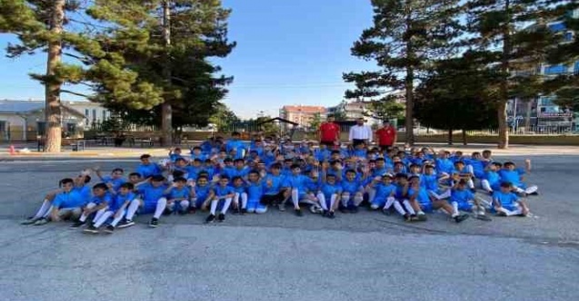 Pursaklar Belediyesi, çocuklara spor malzemesi hediye etti