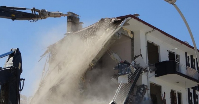 Malatya’da ağır hasarlı binaların yıkımı sürüyor!