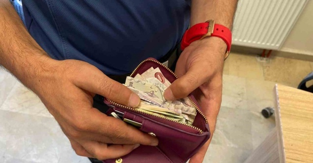 Temizlik personeli para dolu cüzdanı polise teslim etti