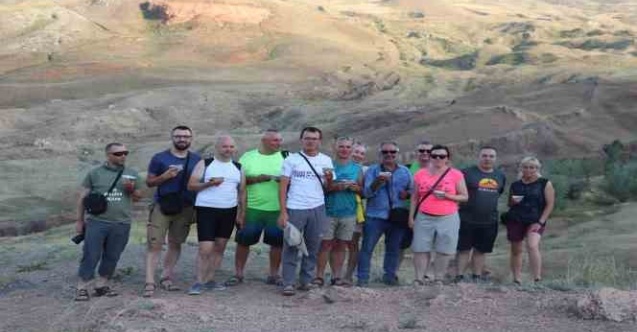 Ağrı Dağı’nda zirve yapan turistler Nuh’un Gemisi’nin izinde aşure yedi