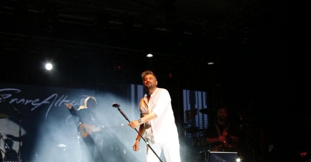 Altınova’da festival coşkusu Emre Altuğ konseriyle zirveye çıktı