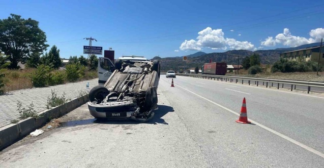 D100’de bariyerlere çarpan otomobil takla attı: 1 yaralı