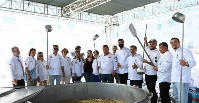 Kuşadası Sokak Festivali’nin dev kazanı bu kez dayanışma için kaynadı