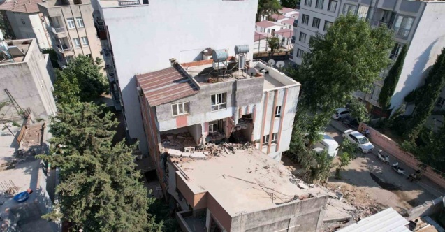 Ağır hasarlı bina yıkım esnasında hafif hasarlı binanın üzerine yıkıldı